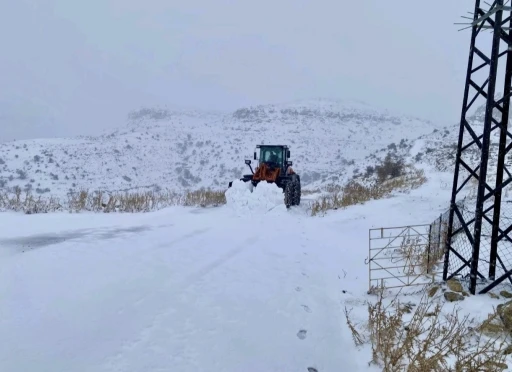Hasankeyf&rsquo;te kapanan k&ouml;y yolu yeniden ulaşıma a&ccedil;ıldı
