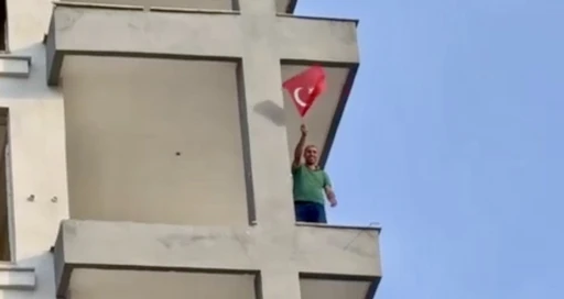 Hasarlı bina yıkımında iş makinesi operatörünün Türk bayrağı hassasiyeti
