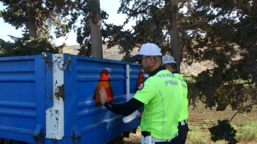 Hasat d&ouml;neminde yaşanan kazaların &ouml;n&uuml;ne ge&ccedil;mek amacıyla trakt&ouml;rlerdeki reflekt&ouml;rler kontrol edildi
