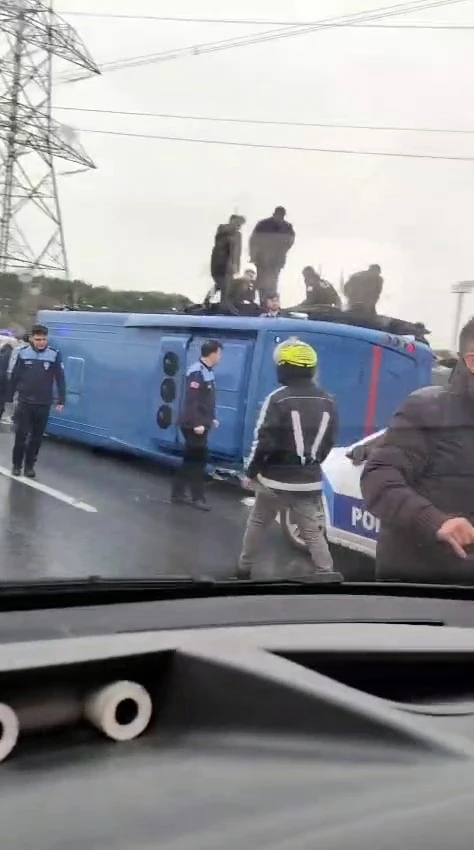 Hasdal yolu Kemerburgaz istikametinde cezaevi aracı devrildi. İhbar sonrası b&ouml;lgeye &ccedil;ok sayıda ekip sevk edildi.
