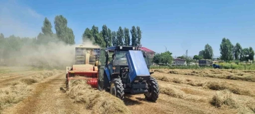 Hask&ouml;y&rsquo;de &ccedil;ift&ccedil;ilerin kışlık yem mesaisi s&uuml;r&uuml;yor
