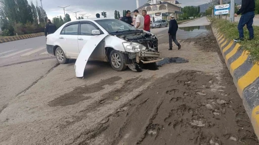 Hask&ouml;y&rsquo;de hafriyat kamyonu ile otomobil &ccedil;arpıştı: 1 yaralı
