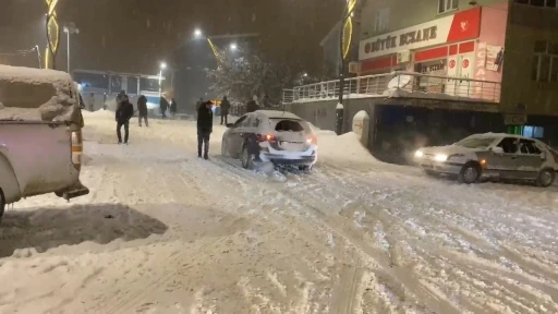 Hask&ouml;y&rsquo;de karda kayan ara&ccedil;lar kameraya yansıdı

