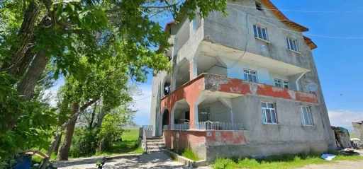 Hask&ouml;y&rsquo;de yılanlar bir evi sardı: Aile geceleri uyuyamıyor
