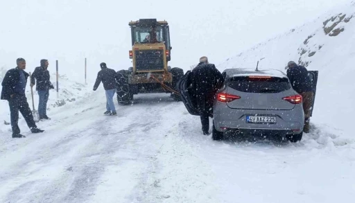 Hask&ouml;y-Mutki karayolu kar ve tipi nedeniyle ulaşıma kapatıldı
