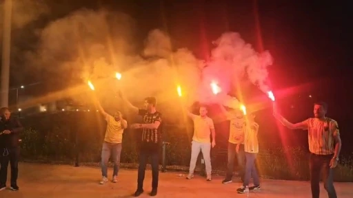 Hask&ouml;yl&uuml; taraftarlardan Muşspor&rsquo;a meşaleli destek
