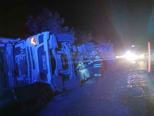 Hassa&rsquo;da devrilen tırın s&uuml;r&uuml;c&uuml;s&uuml; yaralandı
