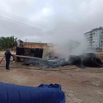 Hassa’da inşaat malzemeleri satan iş yerinde yangın
