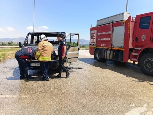 Hassa&rsquo;da yanan minib&uuml;s kullanılmaz hale geldi
