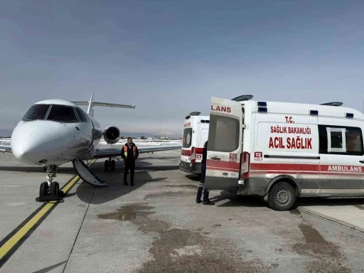Hasta 2 bebek ambulans u&ccedil;akla İstanbul&rsquo;a sevk edildi
