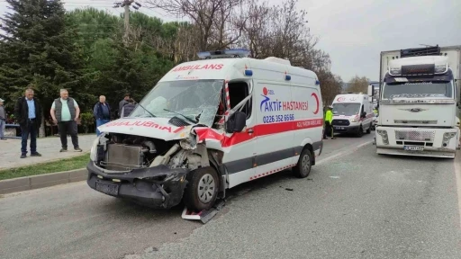 Hasta taşıyan ambulans kamyona çarptı: 2 yaralı
