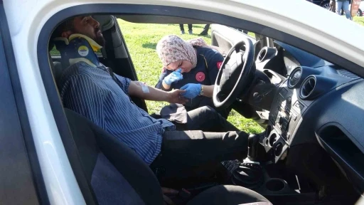 Hasta taşıyan ambulansla otomobil çarpıştı, sağlık görevlisi gözyaşlarına hakim olamadı
