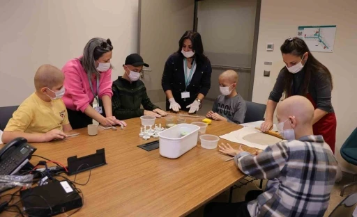 Hasta yataklarında okula gidemeyen &ccedil;ocuklar, bu at&ouml;lyelerde el becerilerini geliştiriyor
