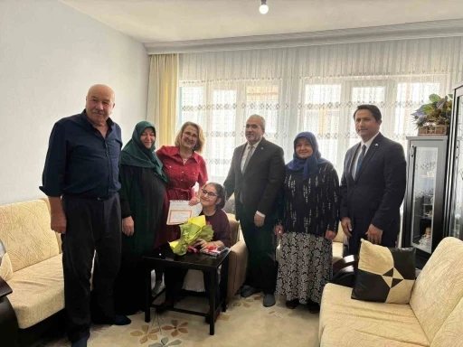 Hastalığı sebebiyle okula gidemedi, evde eğitimle mezun oldu
