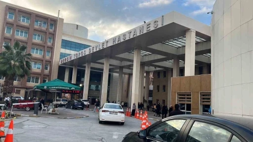 Hastane koridorlarında dolaşan k&ouml;pek tedirgin etti