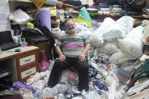 Hastane müdürüyken kumaş bağımlısı oldu: Dükkanı dağınıklıkla dikkat çekiyor
