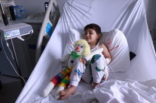 Hastanede tedavi gören miniklere bayram hediyesi
