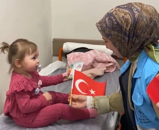 Hastanedeki &ccedil;ocuklara 23 Nisan s&uuml;rprizi
