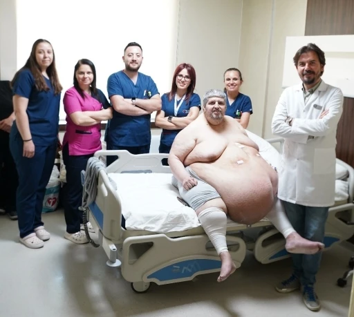 Hastaneye sedye ile gelen 310 kiloluk Aydınlı adam yürüyerek taburcu oldu

