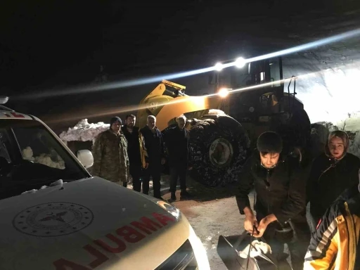 Hastaya ulaşmak i&ccedil;in 4 saat boyunca yol a&ccedil;ıldı
