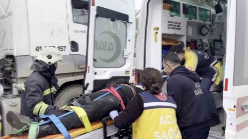 Hastayı hastaneye yetiştirmeye çalışan ambulans otomobille çarpıştı: 2 yaralı
