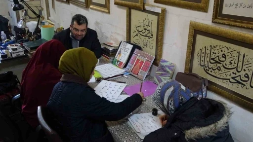 Hat sanat&ccedil;ısı yeni &ouml;ğrenciler yetiştiriyor
