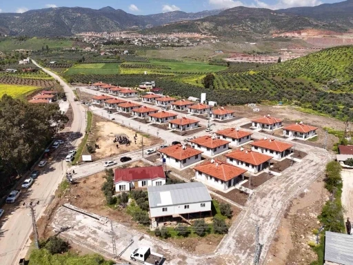Hatay B&uuml;y&uuml;kşehir Belediyesi, Karamağara&rsquo;da inşa ettiği k&ouml;y evlerinin anahtarlarını hak sahiplerine teslim etti
