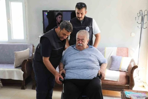 Hatay Büyükşehir Belediyesi’nden 2 engelli vatandaşa tekerlekli sandalye desteği
