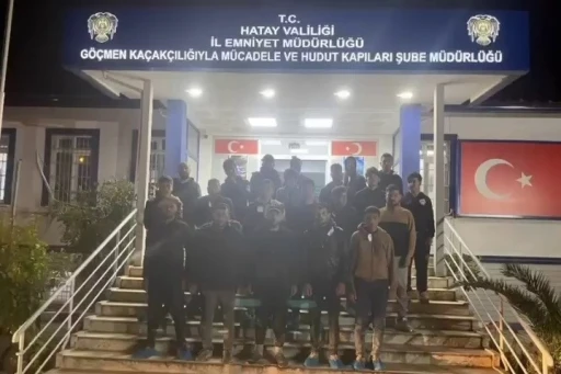 Hatay&rsquo;da 19 g&ouml;&ccedil;men yakalandı, organizat&ouml;r 2 s&uuml;r&uuml;c&uuml;ye 350 bin TL ceza uygulandı
