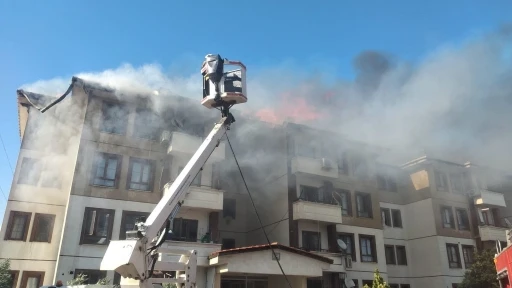 Hatay&rsquo;da 2 binanın &ccedil;atısı alevlere teslim oldu
