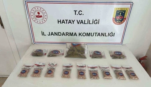 Hatay’da 450 gümrük kaçağı kuru sıkı tabanca ve uyuşturucu ele geçirildi
