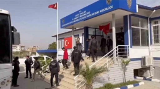 Hatay’da 60 kaçak göçmen yakalandı, 3 organizatör tutuklandı
