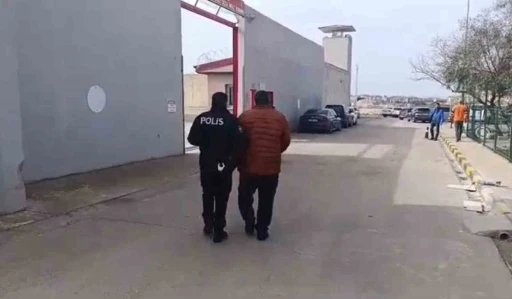 Hatay&rsquo;da 8 ayrı su&ccedil;tan hapis cezası ile aranan şahıs yakalandı
