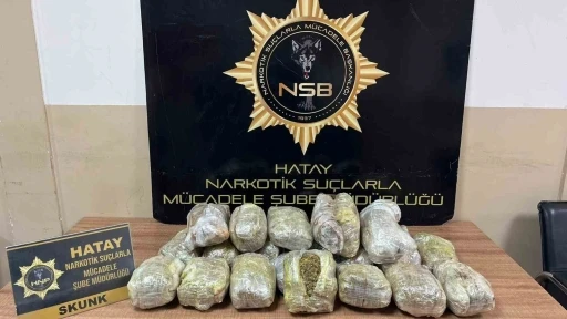 Hatay&rsquo;da 8 kilo 900 gram esrar yakalandı: 4 tutuklama
