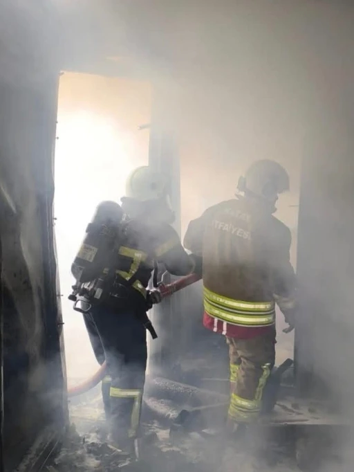 Hatay&rsquo;da alevlere teslim olan konteyner kullanılamaz hale geldi
