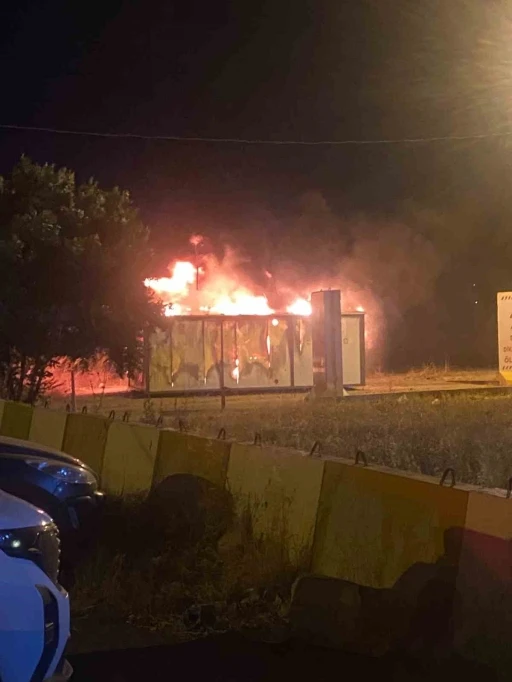 Hatay&rsquo;da alevlere teslim olan konteyner kullanılamaz hale geldi
