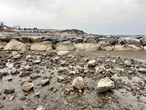 Hatay’da fırtına nedeniyle deniz 20 metre çekildi
