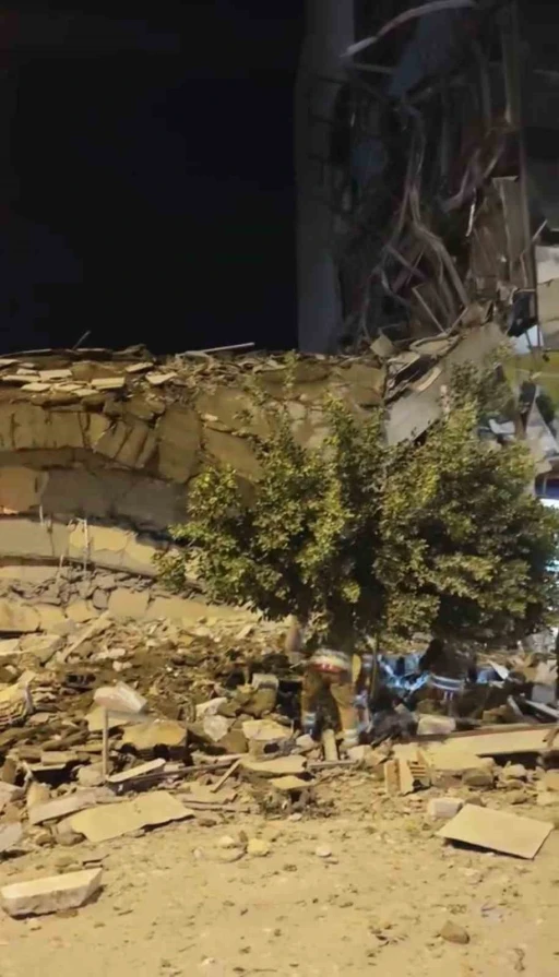 Hatay&rsquo;da hasarlı bina yıkım esnasında &ccedil;&ouml;kt&uuml;
