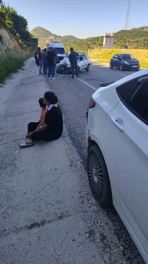 Hatay&rsquo;da iki otomobil &ccedil;arpıştı: 3 yaralı
