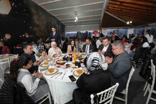 Hatay&rsquo;da koruyucu aileler iftar sofrasında bir araya geldi
