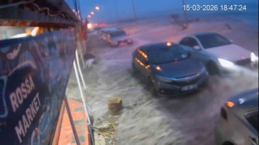 Hatay&rsquo;da kuvvetli fırtınayla deniz taştı, iş yerleri zarar g&ouml;rd&uuml;... O anlar kamerada
