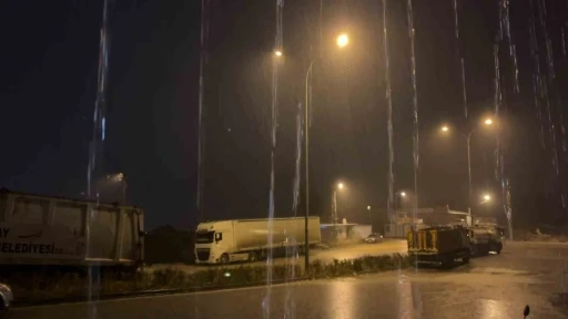 Hatay&rsquo;da kuvvetli yağış etkisini hissettiriyor
