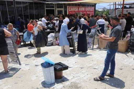 Hatay&rsquo;da mağaza a&ccedil;ılışında izdiham
