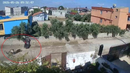 Hatay&rsquo;da motosikletle tek teker yapan gen&ccedil;lerin duvara &ccedil;arptığı anlar kamerada
