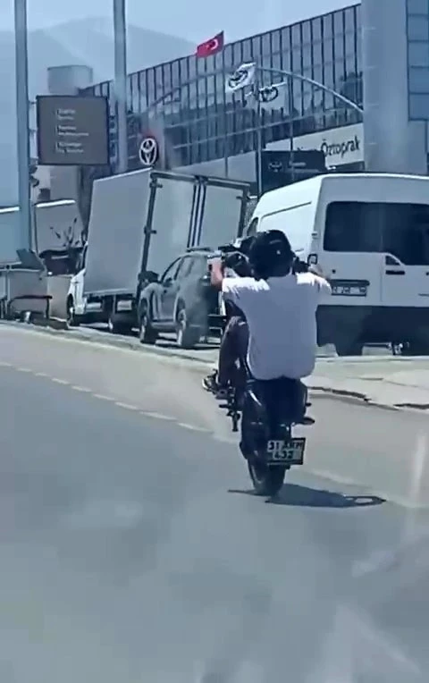 Hatay’da motosikletlinin tehlikeli hareketleri yürekleri ağza getirdi
