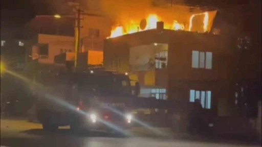 Hatay&rsquo;da m&uuml;stakil evin damı alevlere teslim oldu
