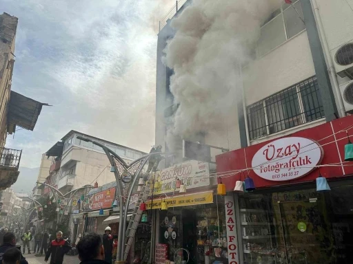 Hatay&rsquo;da oyuncak&ccedil;ı d&uuml;kkanında korkutan yangın
