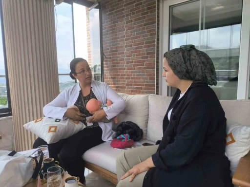 Hatay&rsquo;da "Her Gebeye Bir Ebe" uygulaması kapsamında ev ziyaretleri s&uuml;r&uuml;yor
