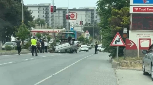 Hatay&rsquo;da ref&uuml;je &ccedil;arpan otomobil takla attı, s&uuml;r&uuml;c&uuml; yaralandı
