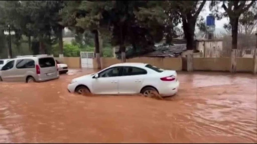 Hatay&rsquo;da sağanak etkili oldu: Yollar g&ouml;le d&ouml;nd&uuml;, otelin oto parkını su bastı
